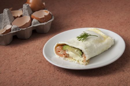 Ρολάκια ομελέτας από ασπράδια αβγών με καπνιστό σολωμό