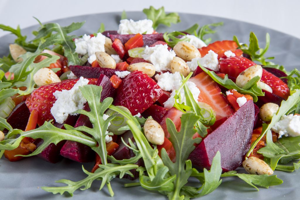 Σαλάτα με ψητά παντζάρια και φράουλες