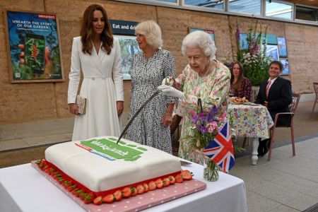 Βρετανία: Δεξίωση στους ηγέτες της G7 από τη βασίλισσα Ελισάβετ – Έκοψε την τούρτα με… σπαθί