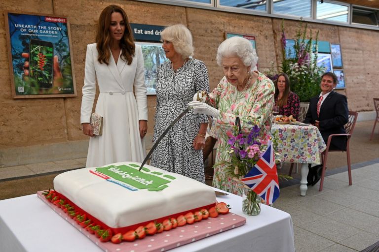 Βρετανία: Δεξίωση στους ηγέτες της G7 από τη βασίλισσα Ελισάβετ – Έκοψε την τούρτα με… σπαθί | tovima.gr