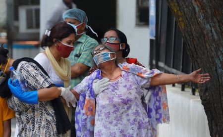 Ινδία – κορωνοϊός : 3.303 νεκροί σε 24 ώρες