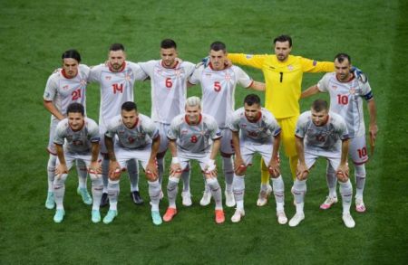Euro 2020 – Βόρεια Μακεδονία: Αγωνίζεται με το όνομα «Μακεδονία» στις φανέλες – Προκλητικά κασκόλ και στις κερκίδες