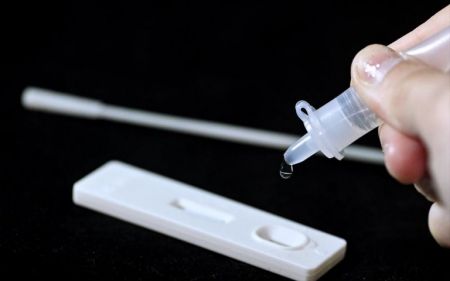 Προειδοποίηση FDA – Μη χρησιμοποιείτε τα γρήγορα self test στον λαιμό αντί για τη μύτη