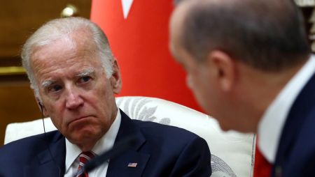 Βόμβα Bloomberg: Καλεί Μπάιντεν να διακόψει τις σχέσεις με Τουρκία