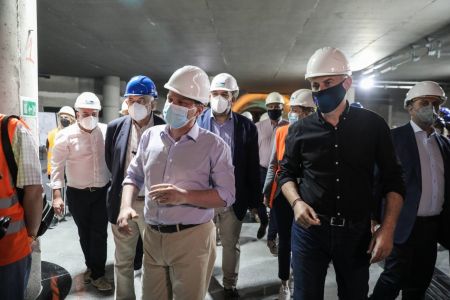 Ο Γιάννης Μώραλης και ο Κώστας Καραμανλής στο εργοτάξιο του σταθμού μετρό «Δημοτικό Θέατρο»