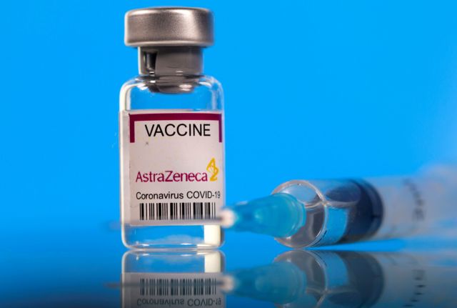 AstraZeneca: Ολα όσα ισχύουν μέσα από 7 ερωτοαπαντήσεις – Τι λένε οι ειδικοί για παρενέργειες, δεύτερη δόση και mix & match εμβόλια
