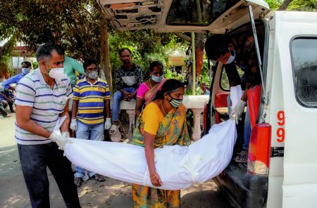 Ινδία: 2.726 θάνατοι και 60.500 κρούσματα κορωνοϊού σε 24 ώρες