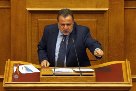 Βουλή: Βγήκαν τα «μαχαίρια» για τα οικονομικά του ΠΑΣΟΚ – Επίθεση Κεγκέρογλου σε Ραγκούση-Ξενογιαννακοπούλου