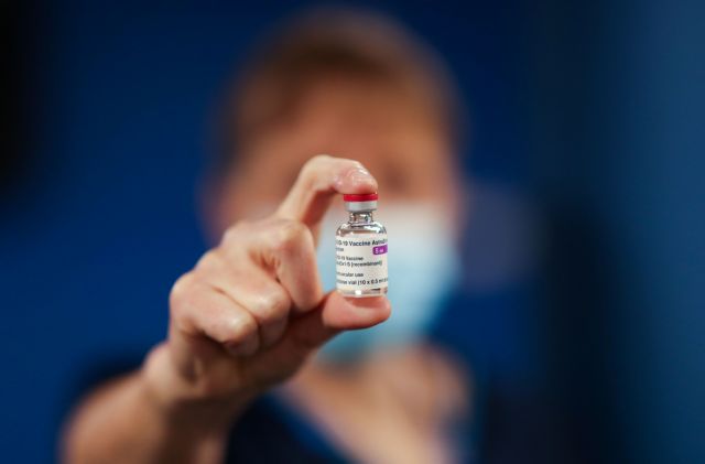 AstraZeneca: Πώς και πότε μπορούν να αλλάξουν εμβόλιο όσοι το επιθυμούν – Ποιοι θα λάβουν sms