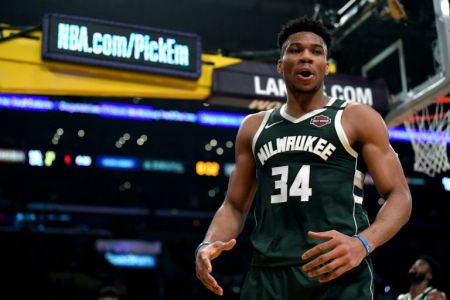 Στην κορυφαία αμυντική πεντάδα ο Αντετοκούνμπο