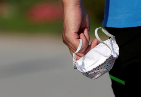 Απέναντι στους αρνητές