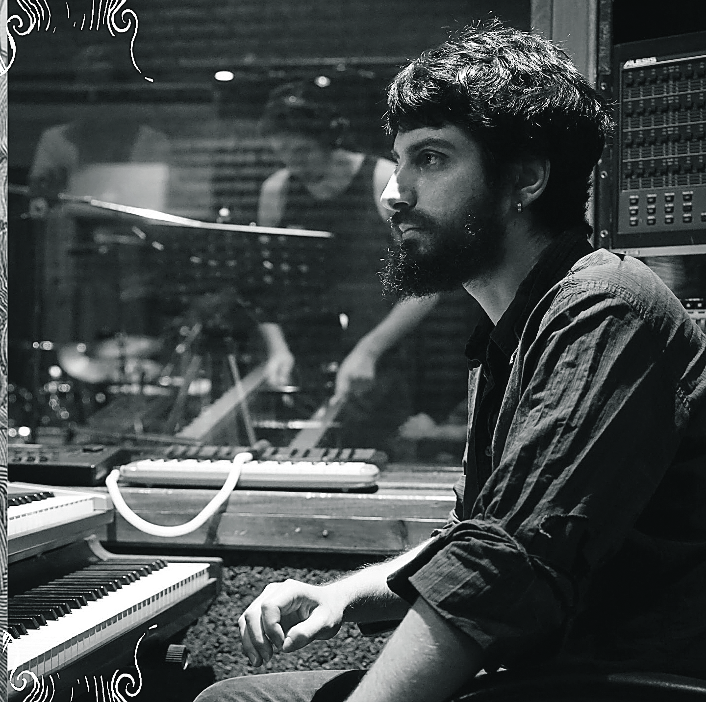 Angelos TP: Ο εγγονός του Μίκη Θεοδωράκη μας συστήνεται – Ο πρώτος δίσκος, η σχέση με τον παππού, η συνεργασία με Παπακωνσταντίνου