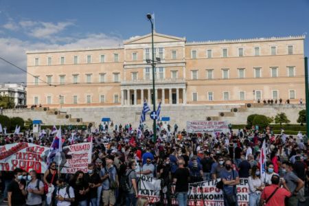 Εργασιακό: Πόλεμος ανακοινώσεων μεταξύ ΝΔ και ΣΥΡΙΖΑ μετά την ψήφιση του νομοσχεδίου