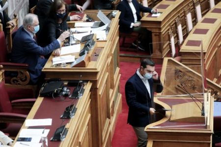 Τσίπρας σε Μητσοτάκη: Ξεστοκάρετε πάνω στους νέους όλο το μίσος – Τους αναγκάσατε να κάνουν AstraZeneca