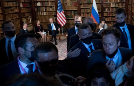 Πούτιν – Μπάιντεν: Απίστευτες εικόνες στη συνάντηση – Η ρωσική ασφάλεια έσπρωχνε δημοσιογράφους