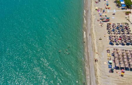 Παραλίες στην Αττική με τιμές… Μυκόνου – Έως και 160 ευρώ για δυο ξαπλώστρες!