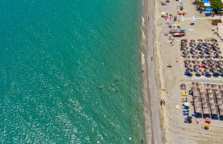 Παραλίες στην Αττική με τιμές… Μυκόνου – Έως και 160 ευρώ για δυο ξαπλώστρες! | tovima.gr