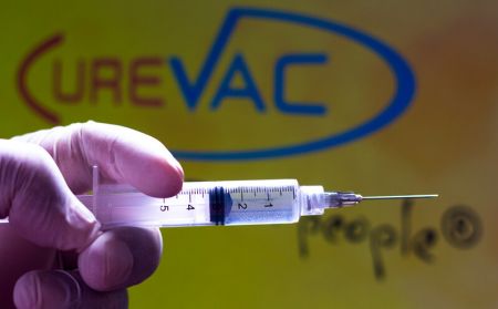 Εμβόλιο : Το φιάσκο της Curevac και η σύγκρουση Μέρκελ-Τραμπ