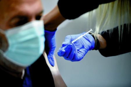 Κορωνοϊός: Δεν φτάνουν τα εμβόλια για να ξεφύγουμε από την πανδημία διεθνώς