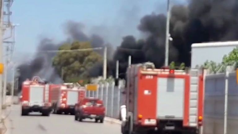 Ασπρόπυργος: Υπό μερικό έλεγχο η φωτιά σε βυτιοφόρο που μετέφερε προπάνιο | tovima.gr