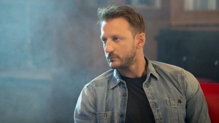 Ο Κώστας Καραφώτης τραγουδά unplugged στο MEGA STAR