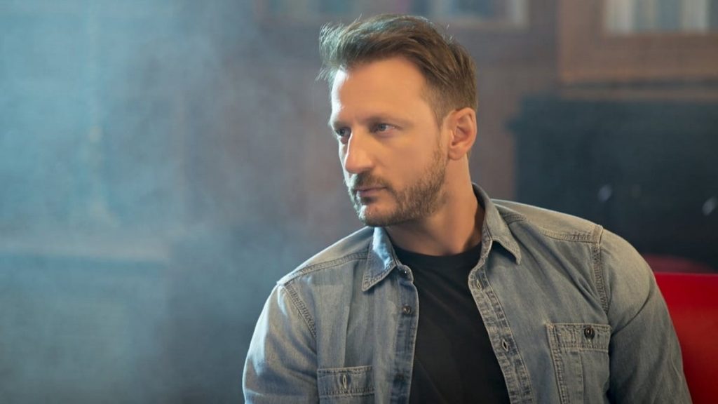 Ο Κώστας Καραφώτης τραγουδά unplugged στο MEGA STAR