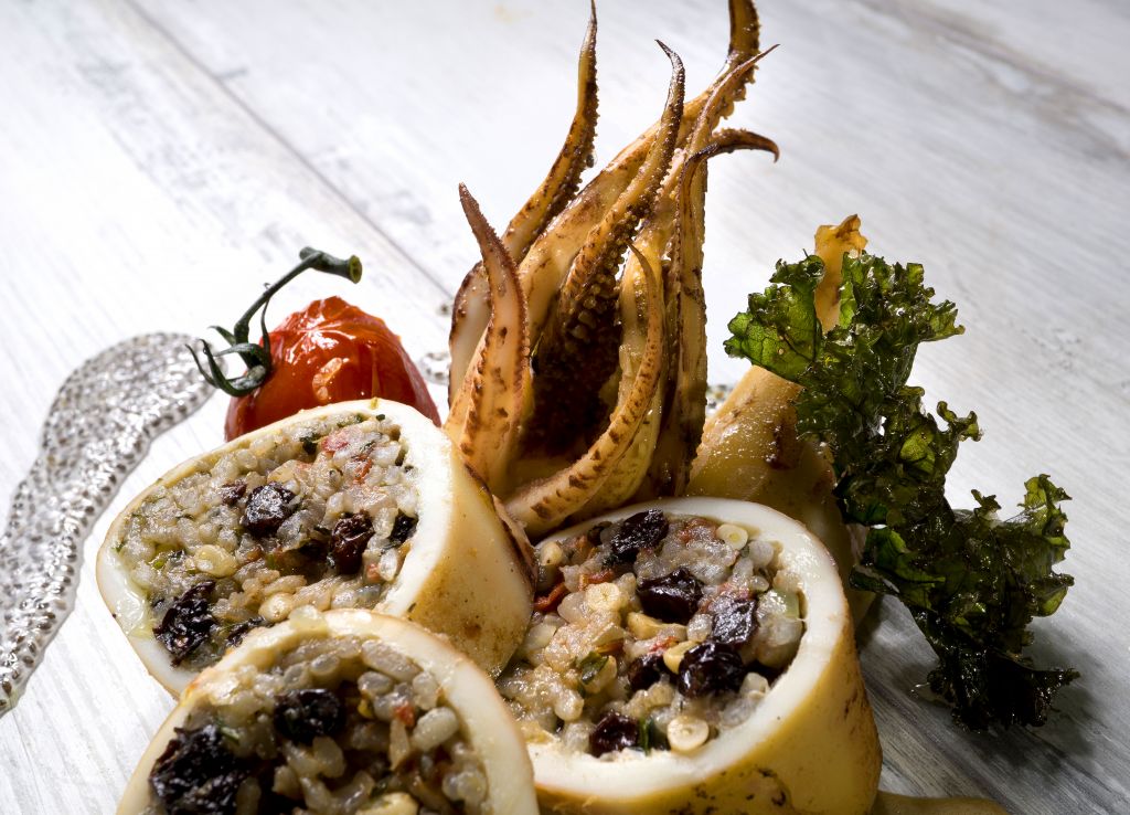 Καλαμαράκια γεμιστά με ρύζι