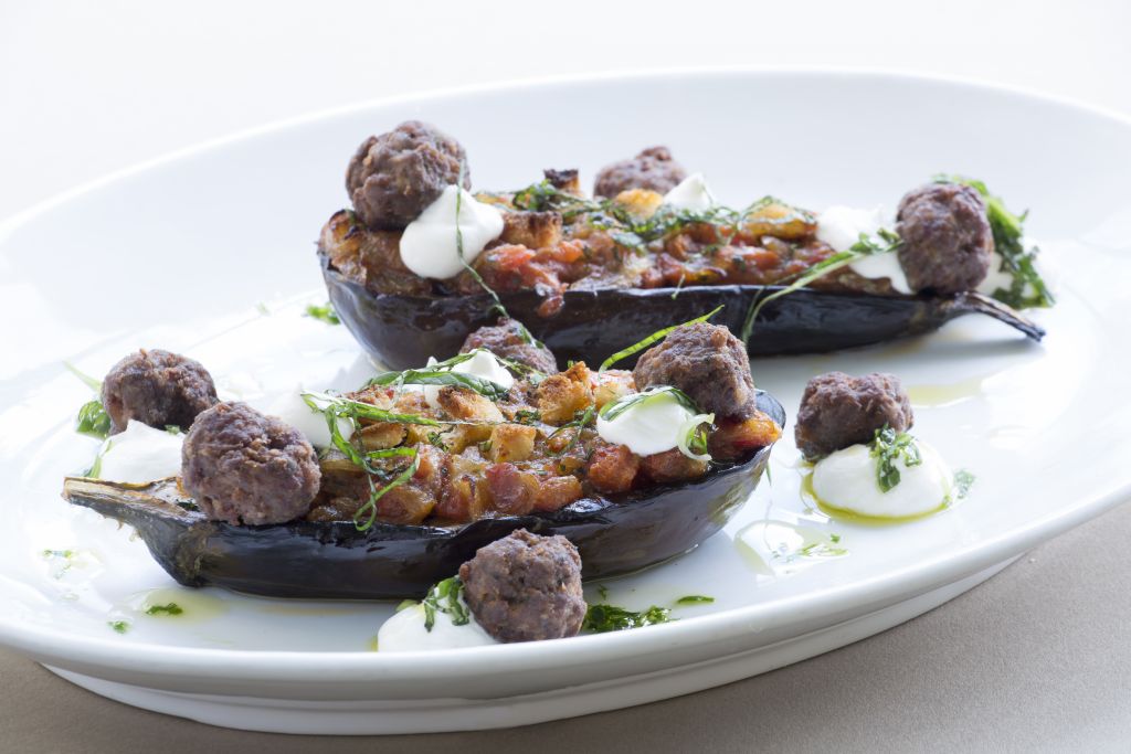 Μελιτζάνες ιμάμ με κεφτεδάκια δυόσμου και κατσικίσιο γιαούρτι