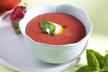 Κρύα σούπα από ντομάτα και φράουλα με μους φέτας