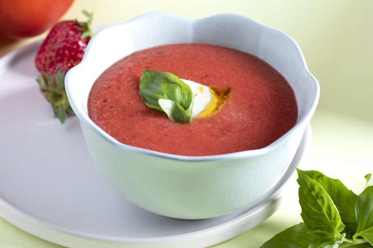 Κρύα σούπα από ντομάτα και φράουλα με μους φέτας | tovima.gr