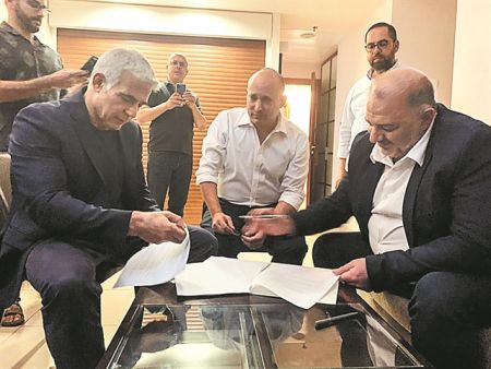 Ο Νετανιάχου κοντά στην έξοδο, αλλά…