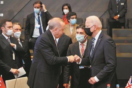 Ασκήσεις ισορροπίας σε ένα ρευστό διεθνές περιβάλλον