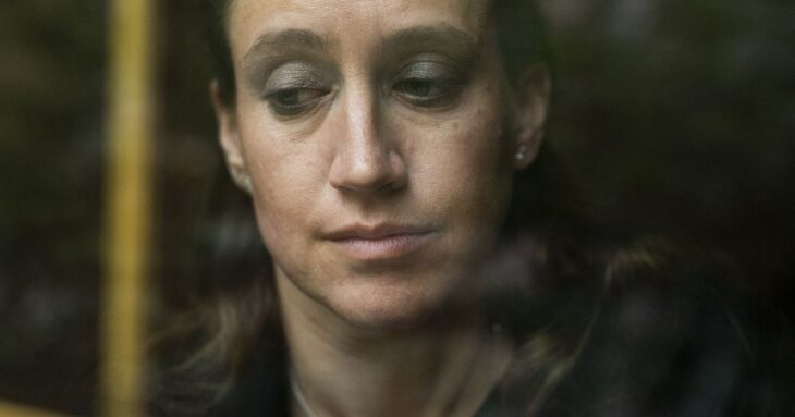 Γαλλία: Συγκλονίζει η δίκη 40χρονης που σκότωσε το σύζυγό της επειδή την κακοποιούσε | tovima.gr