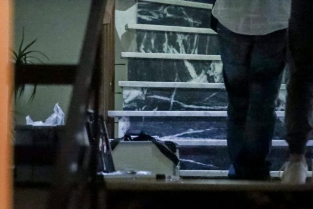 Πετράλωνα: «Εύχομαι να τον πιάσετε, δεν αντέχω άλλο» – Ξεσπά η μητέρα του 35χρονου