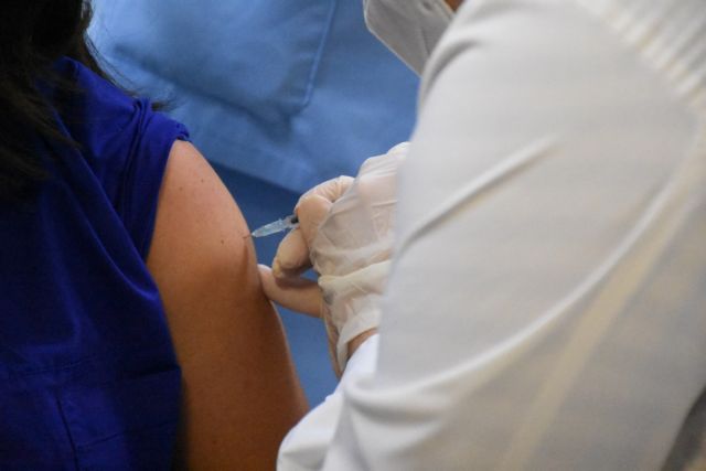 SARS-CoV-2:  Μια δόση εμβολίου για όσους έχουν νοσήσει, ενισχυτική δόση για όλους | tovima.gr