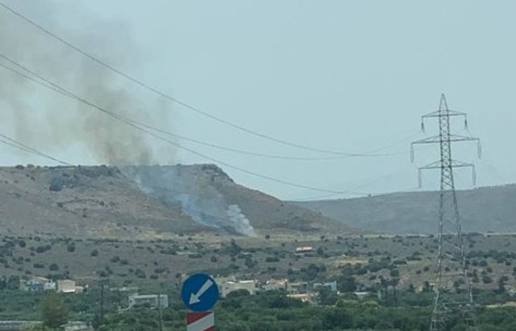 Κρήτη: Μαίνεται η φωτιά στο πεδίο βολής Γουβών στην Κρήτη – Ακούγονται εκρήξεις από βλήματα | tovima.gr