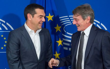 Φλερτ Τσίπρα με ευρωσοσιαλιστές, παρά το «απαγορευτικό» ΚΙΝΑΛ