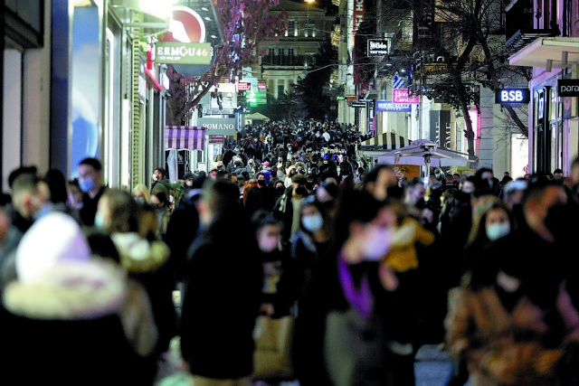 Παπαευαγγέλου: Νέοι τα περισσότερα στα κρούσματα – SOS για τις περιοχές με χαμηλή εμβολιαστική κάλυψη