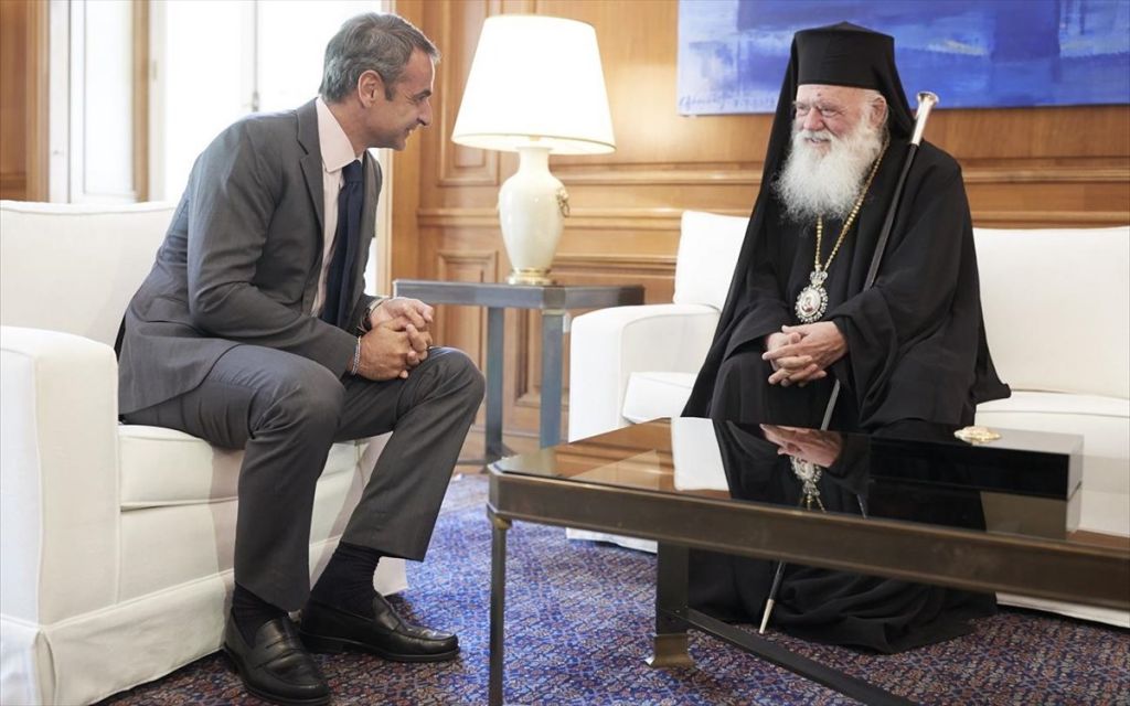 Επικοινωνία Μητσοτάκη – Ιερώνυμου μετά την επίθεση με βιτριόλι στη Μονή Πετράκη