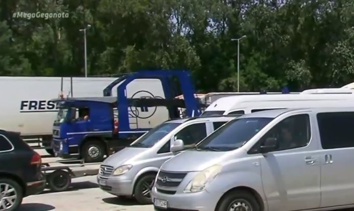 Ουρές χιλιομέτρων και ταλαιπωρία στον Προμαχώνα