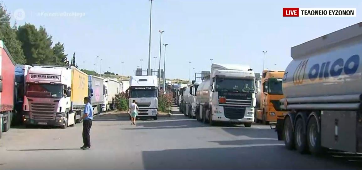 Ουρές χιλιομέτρων στις πύλες εισόδου της χώρας