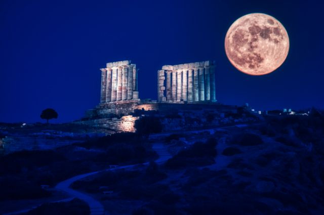 «Το φεγγάρι της φράουλας»: Εντυπωσιακές εικόνες από την τελευταία υπερπανσέληνο του 2021 | tovima.gr
