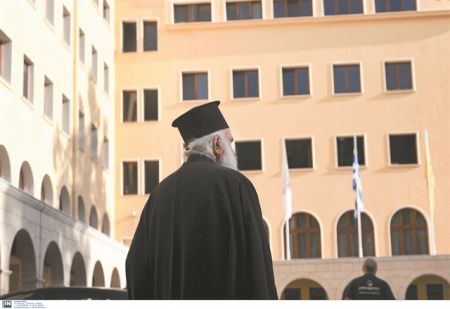 Η Εκκλησία, το εμβόλιο και το μπαϊράκι των «σκληρών»