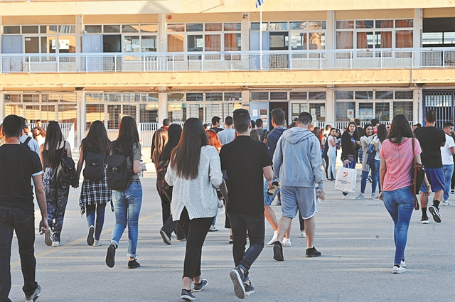 Αγωγή Κεραμέως κατά της ΟΛΜΕ για υπονόμευση των εξετάσεων των Προτύπων Σχολείων