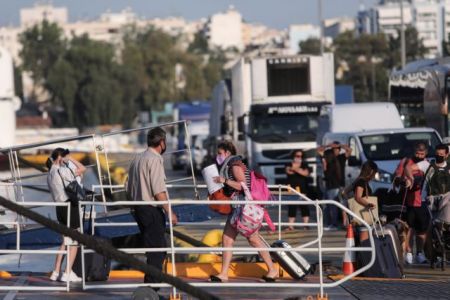 Όπου φύγει-φύγει οι Αθηναίοι: Αυξημένη η κίνηση στο λιμάνι του Πειραιά