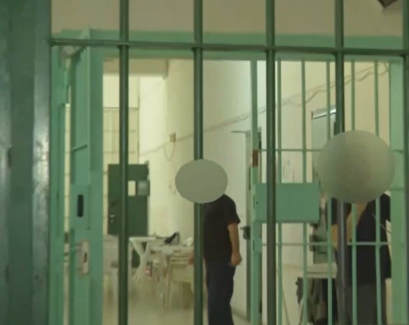 Γλυκά Νερά: Νέες εικόνες του συζυγοκτόνου μέσα από τις φυλακές