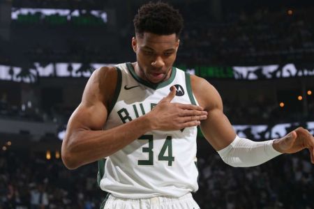 NBA: Η εντυπωσιακή εμφάνιση του Γιάννη κόντρα στους Χοκς