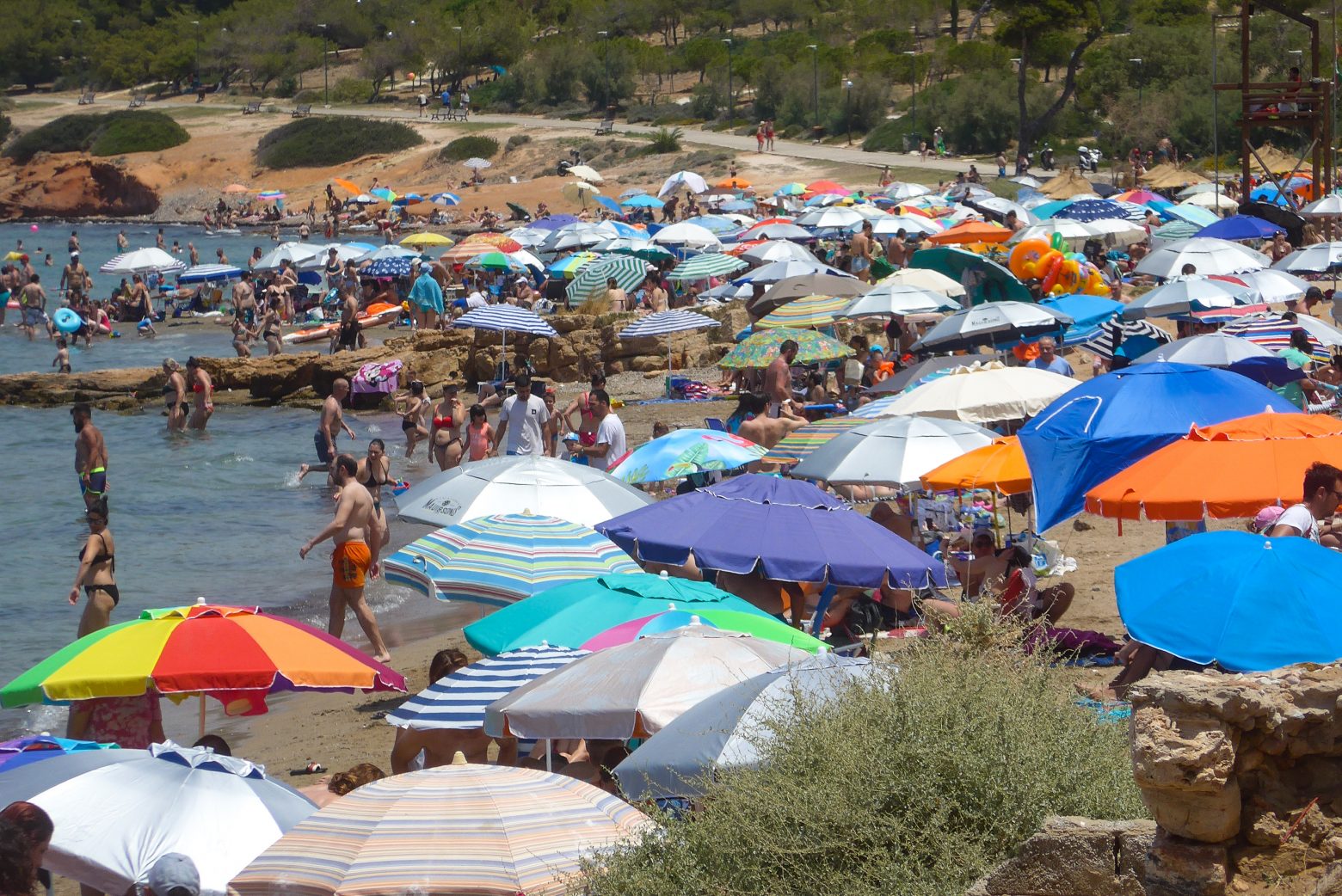 Καύσωνας: Έτρεξαν στις παραλίες να δροσιστούν οι Αθηναίοι