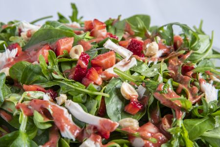 Σαλάτα με σπανάκι, ρόκα, φράουλες και κοτόπουλο