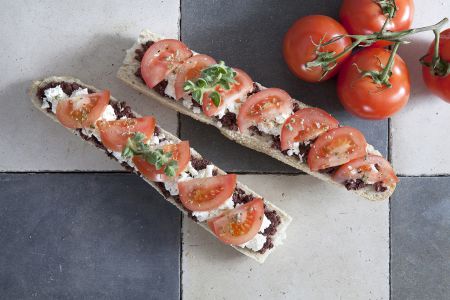 Σάντουιτς με πάστα ελιάς, ξινομυζήθρα και ντομάτα